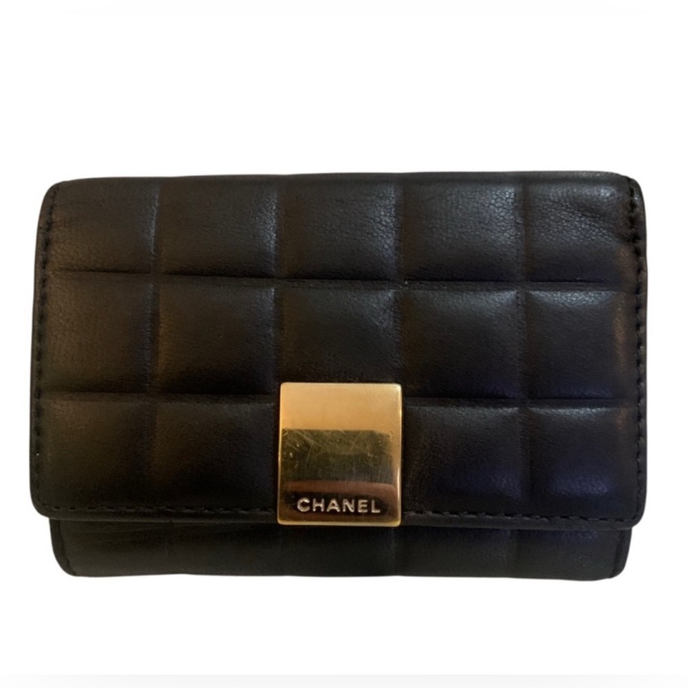 CHANEL 🖤 Black Leather Quilted Key Holder with Gold Hardware, Comes with Dusty!